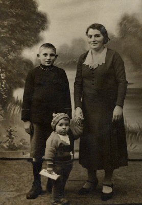 Manya and Rosa Goldman and Feivel Dobrushin